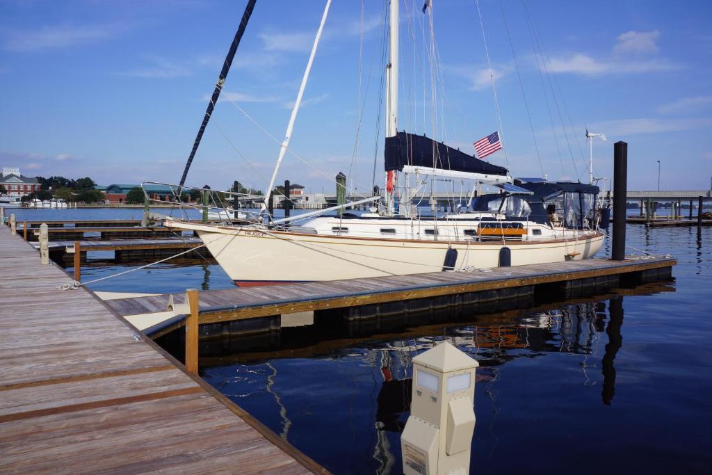 Bridgepointe Hotel & Marina New Bern Exterior photo