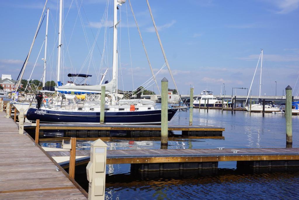 Bridgepointe Hotel & Marina New Bern Exterior photo